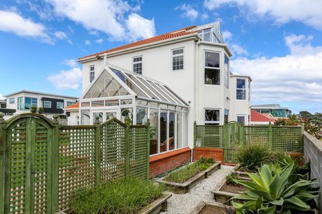 Photo of property in 1 Kawaroa Lane, New Plymouth, 4310