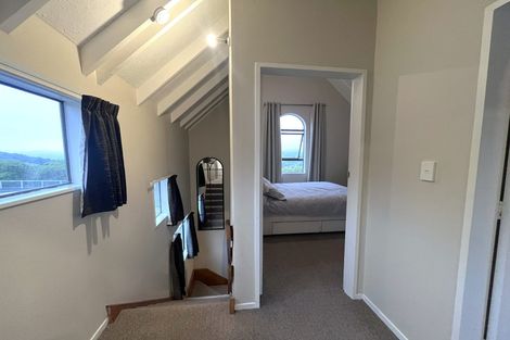 Photo of property in 7b Ladbrooke Drive, Newlands, Wellington, 6037