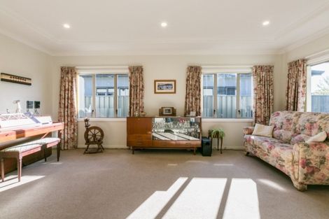 Photo of property in 20 Heynes Place, Clive, 4102