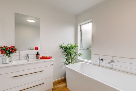 Photo of property in 10 Kahu Road, Paremata, Porirua, 5024