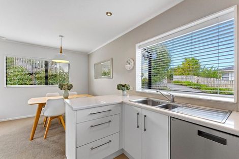 Photo of property in 2/13 Heather Place, Sunnynook, Auckland, 0620