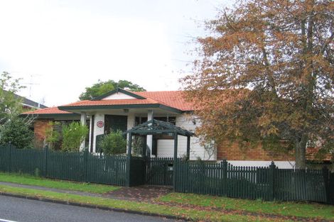 Photo of property in 2/11 Lexington Drive, Botany Downs, Auckland, 2010