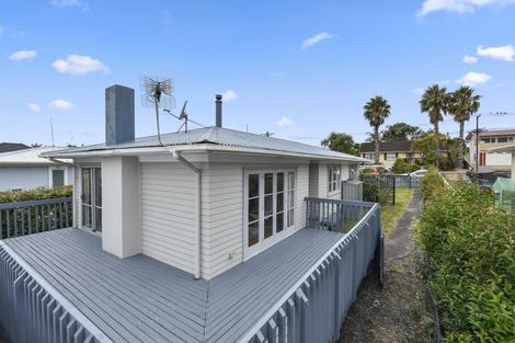 Photo of property in 47 Farquhar Road, Glendene, Auckland, 0602