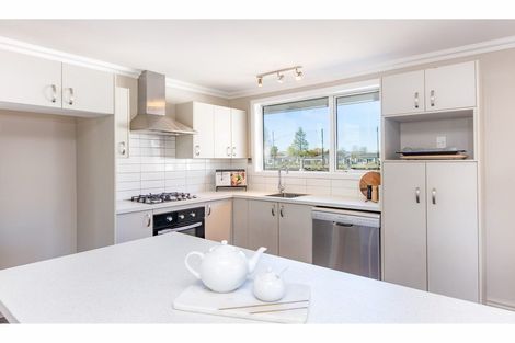 Photo of property in 16 Saunders Place, Redwood, Christchurch, 8051