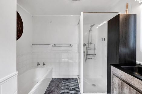 Photo of property in 92 Heta Road, Highlands Park, New Plymouth, 4312