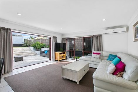 Photo of property in 13 Onemana Way, Te Atatu Peninsula, Auckland, 0610