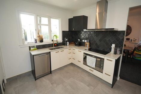 Photo of property in 37 Winston Avenue, Hokowhitu, Palmerston North, 4410