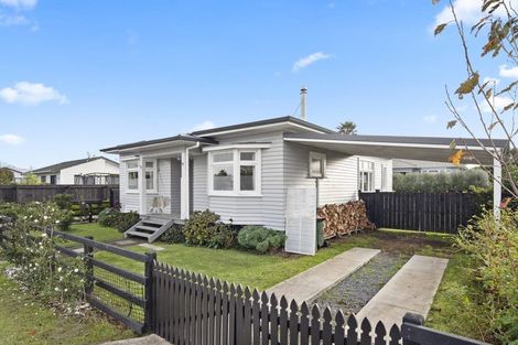 Photo of property in 18 Sandspit Road, Waiuku, 2123