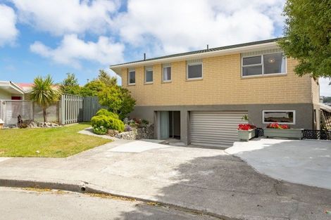 Photo of property in 5 Peach Tree Grove, Maungaraki, Lower Hutt, 5010