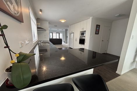 Photo of property in 33 Vinograd Drive, Te Atatu Peninsula, Auckland, 0610