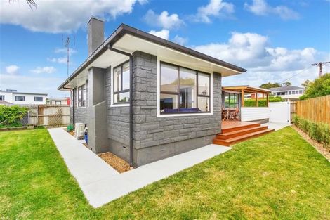 Photo of property in 9 Graham Avenue, Te Atatu Peninsula, Auckland, 0610