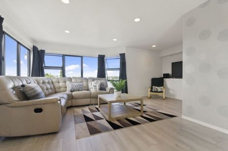 Photo of property in 18 Javelin Place, West Harbour, Auckland, 0618