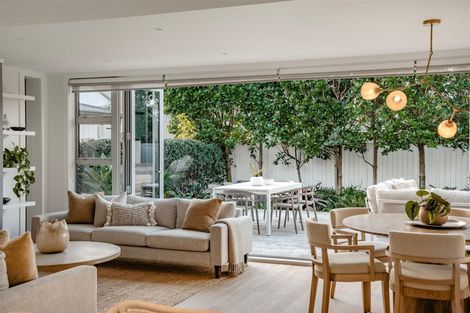 Photo of property in 5 Holiday Road, Milford, Auckland, 0620