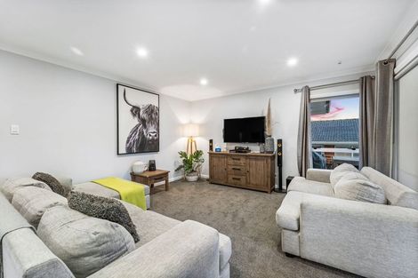 Photo of property in 28 Lydford Place, Glendene, Auckland, 0602