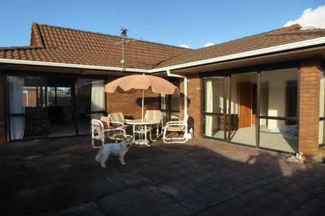 Photo of property in 15 Bosnyak Drive, Te Atatu South, Auckland, 0610