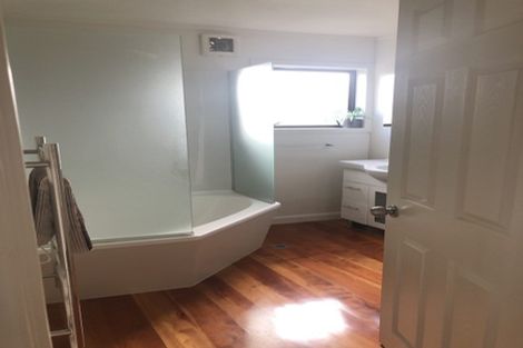 Photo of property in 1/146 Sunset Road, Unsworth Heights, Auckland, 0632