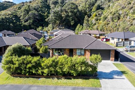 Photo of property in 17 Aragon Grove, Kingsley Heights, Upper Hutt, 5018