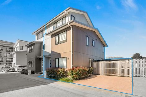 Photo of property in 14 Eileen Newey Place, Henderson, Auckland, 0612