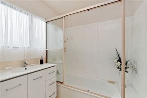 Photo of property in 2/12 Centorian Drive, Windsor Park, Auckland, 0632