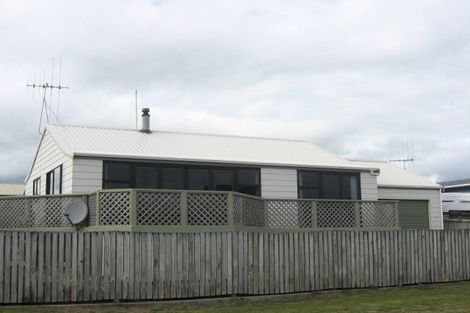 Photo of property in 4 Rangitane Grove, Waitarere Beach, Levin, 5510