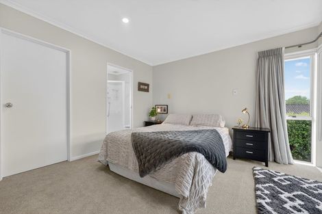 Photo of property in 40 Gillett Place, Botany Downs, Auckland, 2014