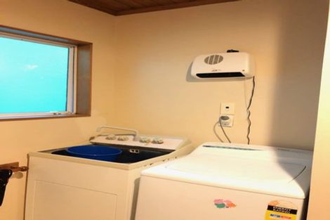 Photo of property in 28 Barker Rise, Northcross, Auckland, 0632