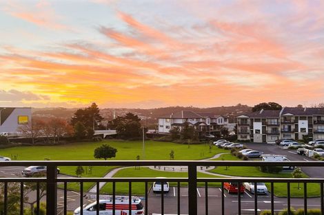Photo of property in 13d/71 Spencer Road, Oteha, Auckland, 0632