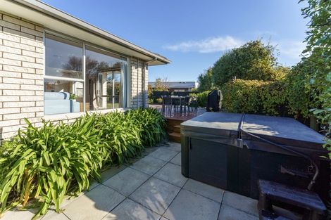 Photo of property in 6 Clivedon Place, Redwood, Christchurch, 8051