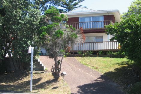 Photo of property in 21 Easton Park Parade, Glenfield, Auckland, 0629
