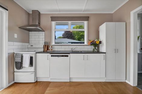 Photo of property in 33 Turakina Street, Merrilands, New Plymouth, 4312