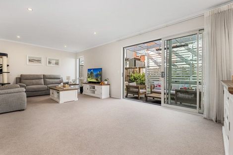 Photo of property in 10 Waimoana Close, Massey, Auckland, 0614