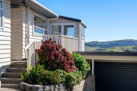 Photo of property in 32 Brooker Grove, Newlands, Wellington, 6037