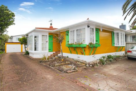 Photo of property in 27 Sylvia Road, Hillcrest, Auckland, 0627