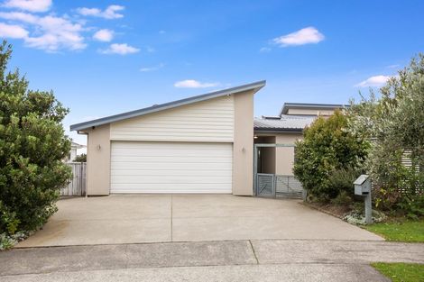 Photo of property in 9 Greenstone Place, Aotea, Porirua, 5024