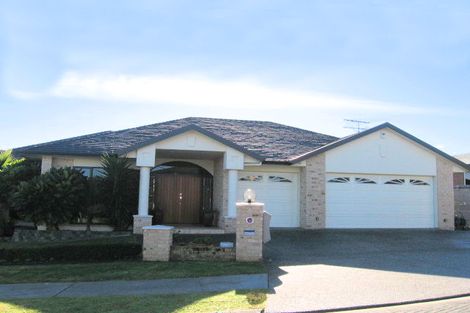 Photo of property in 4 Canonbie Place, East Tamaki Heights, Auckland, 2016