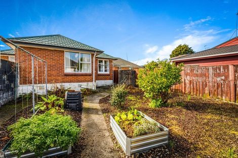 Photo of property in 3 Hikurangi Street, Te Atatu Peninsula, Auckland, 0610