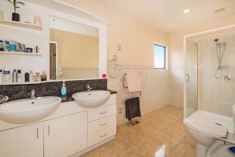 Photo of property in 5 Maidstone Place, Oteha, Auckland, 0632