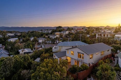 Photo of property in 32 Brooker Grove, Newlands, Wellington, 6037