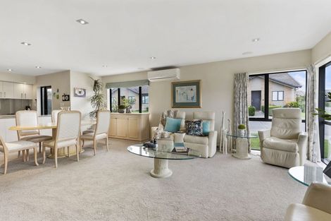 Photo of property in 58 Royalle Mews, Botany Downs, Auckland, 2010