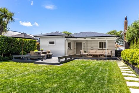 Photo of property in 24 Riro Street, Point Chevalier, Auckland, 1022