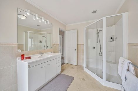 Photo of property in 5 Courtneys, West Harbour, Auckland, 0618