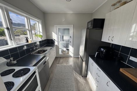 Photo of property in 10 Purser Grove, Fairfield, Lower Hutt, 5011