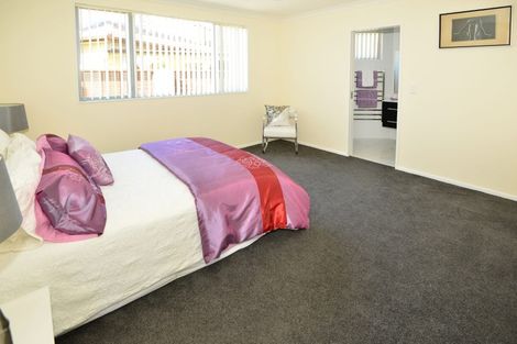 Photo of property in 10 Lupetti Rise, West Harbour, Auckland, 0618