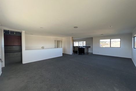 Photo of property in 5 Macadamia Close, Goodwood Heights, Auckland, 2105