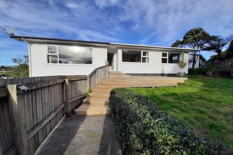 Photo of property in 6 Blandford Way, Newlands, Wellington, 6037