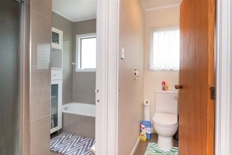 Photo of property in 92 Kemp Road, Massey, Auckland, 0614