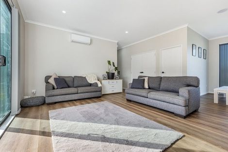 Photo of property in 2 Poutawa Lane, Clarks Beach, 2122