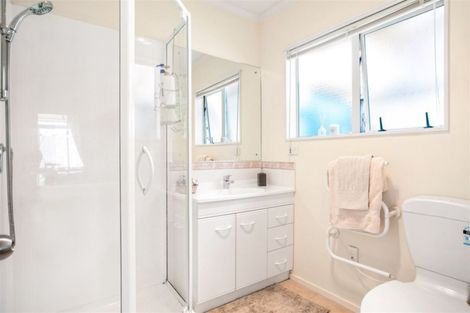 Photo of property in 2 Gendo Avenue, Henderson, Auckland, 0612