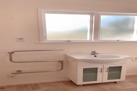 Photo of property in 20 Lake Road, Northcote, Auckland, 0627