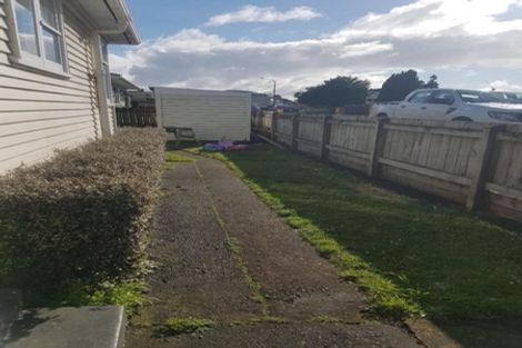 Photo of property in 48 Omata Road, Marfell, New Plymouth, 4310